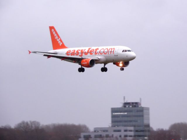 Airbus A319 (G-EZIS)