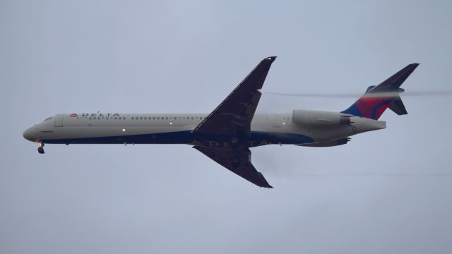 McDonnell Douglas MD-88 (N948DL) - A Delta Airlines MD-88 landing at Philadelphia International Airport on December 24th, 2016.