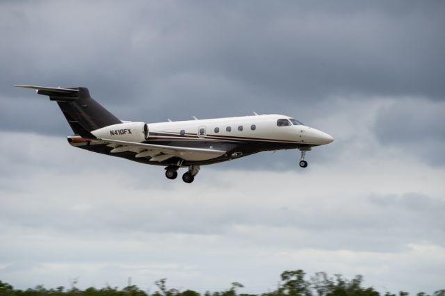 Embraer Legacy 450 (N410FX) - Final runway 5