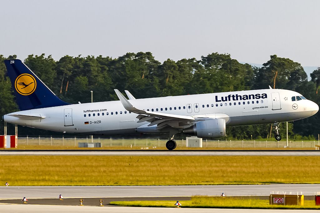 Airbus A320 (D-AIZR) - contact
