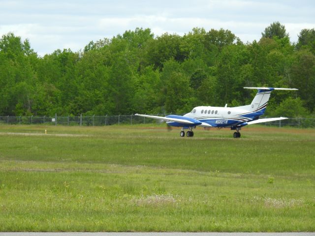 — — - Beech B-200 departing Muskoka CYQA