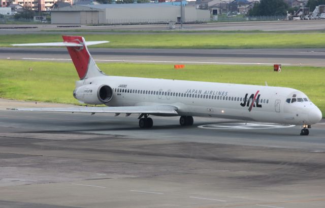 McDonnell Douglas MD-90 (JA8065)