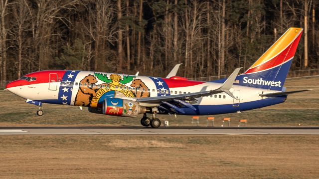 Boeing 737-700 (N280WN) - Arriving from BWI in the late-afternoon sunlight. Notice the lack of smoke trail from the wheels, I'm not sure I've caught a landing this close without touching down before!