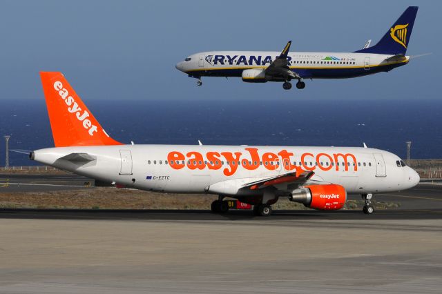 Airbus A320 (G-EZTC) - Tenerife Surbr /20/07/2014