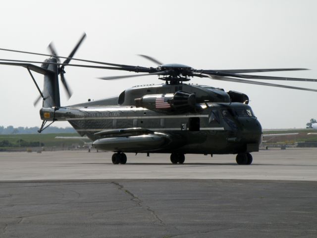 16-5251 — - A CH-53E from HMX-1, MX165251, taxis to the active at Blue Grass Airport (KLEX)...