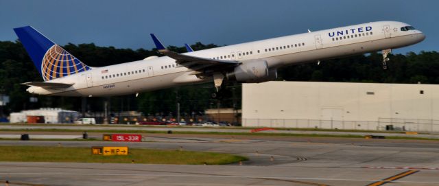 BOEING 757-300 (N57869)