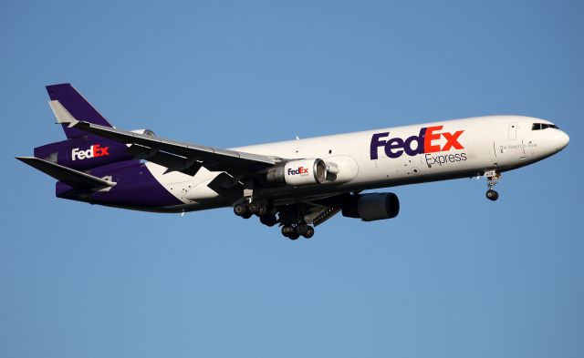 Boeing MD-11 (N620FE) - Short final to Rwy 25