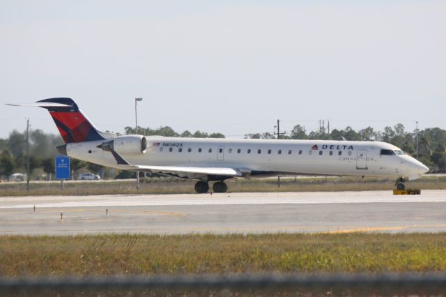 Canadair Regional Jet CRJ-700 (N614QX) - Atlantic Southeast/Delta Connections Flight 5495 (N614QX) taxis for departure at Southwest Florida International Airport prior to a flight to Memphis International Airport