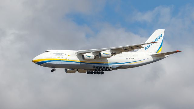 Antonov An-124 Ruslan (UR-82008)