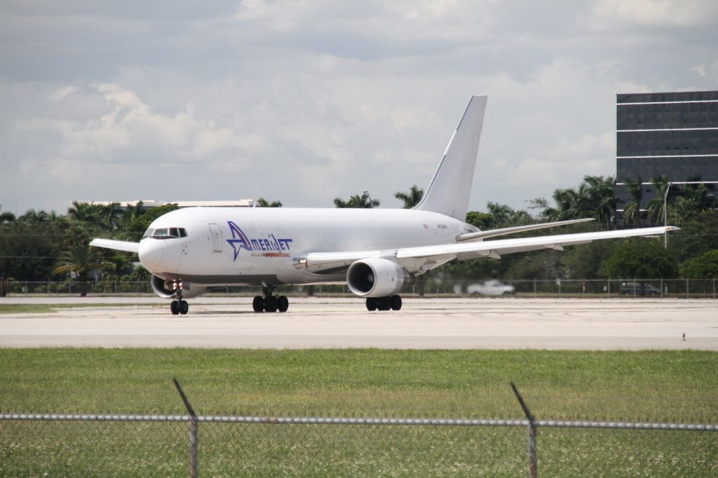 BOEING 767-200 (N739AX)