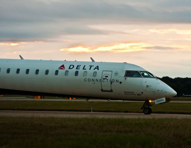 Canadair Regional Jet CRJ-900 (N187GJ)