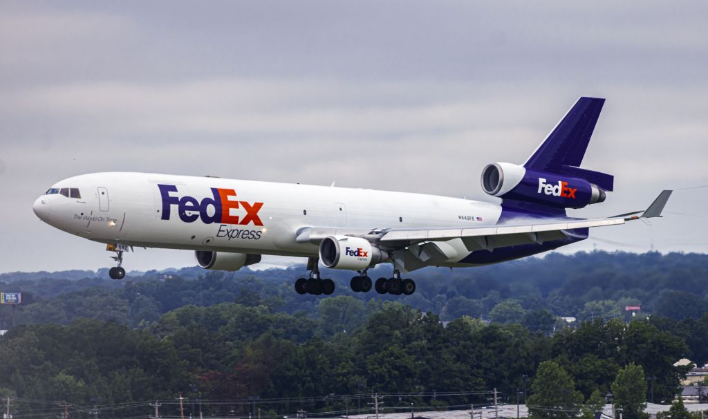 Boeing MD-11 (N642FE) - Lots going on with this approach.