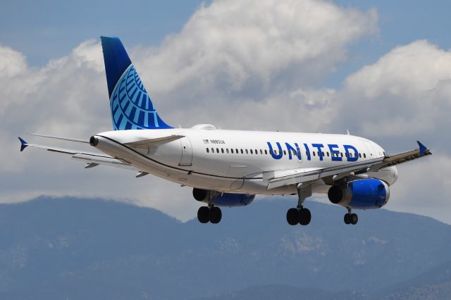 Airbus A319 (N880UA)