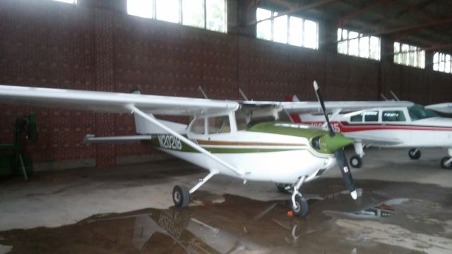 Cessna Skyhawk (N20218) - 20218 in the hangar at KEMP