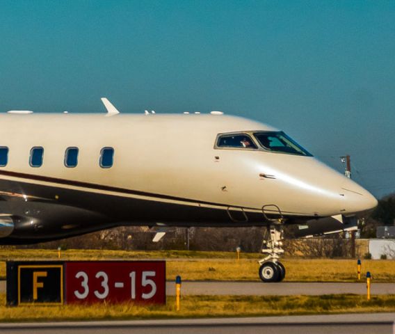 Bombardier Challenger 300 (N551FX)