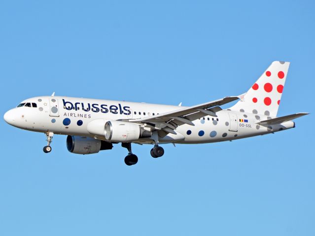 Airbus A319 (OO-SSL) - Kystvejen RWY22L