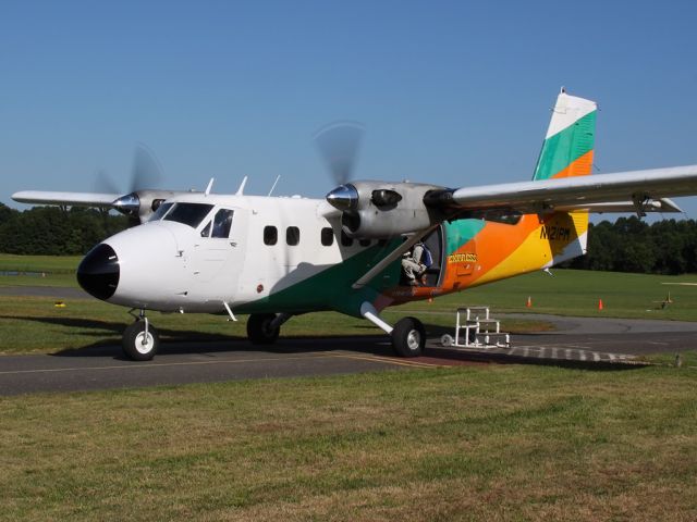 De Havilland Canada Twin Otter (N121PM) - Waiting at Cross Keys, NJ