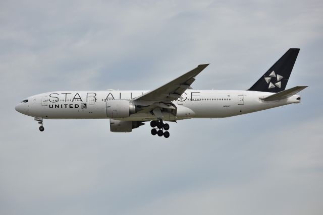 Boeing 777-200 (N78017) - 28-C 04-22-19