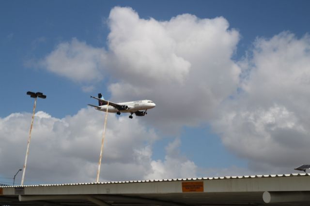 Airbus A320 (N508VL) - APROXIMACIÓN FINAL EN 09