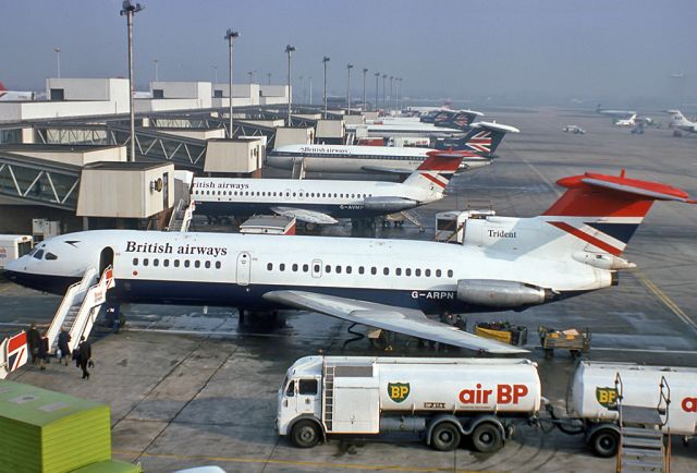 — — - BEA - BRITISH EUROPEAN AIRWAYS - HAWKER SIDDELEY HS-121 TRIDENT 1C - REG G-ARPN (CN 2155) - LONDON HEATHROW UK ENGLAND - EGLL (17/4/1976)