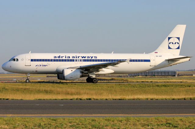 Airbus A320 (S5-AAT)