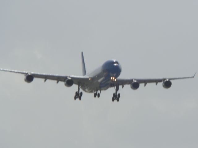 Airbus A340-300 (LV-CSD)