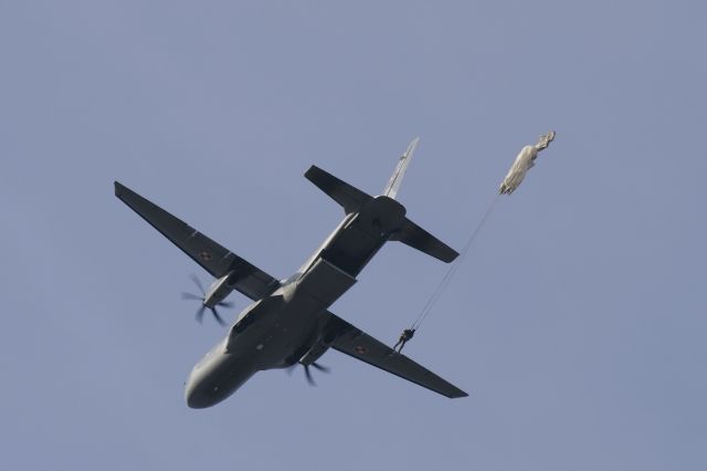 Casa C-295 Persuader (025) - 6 Brigade Airborne parachuting from an aircraft CASA-295M at the dropzone in the Desert Błędowska