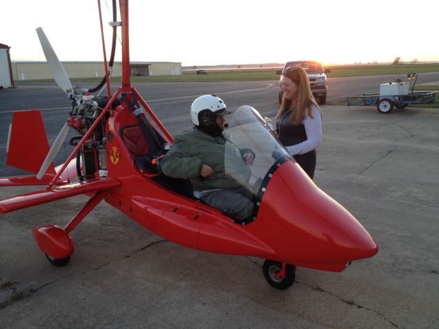 Experimental 100kts (N322MG) - Paul Salmon arrives at KCGI being greeted by his wife Denise after setting a new "Distance without landing" record of 1,653 km on November 10,2016.  He flew non-stop from KELP (El Paso, TX) to KCGI (Cape Girardeau, MO)