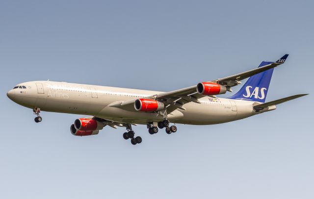 Airbus A340-300 (LN-RKP) - SAS925 arrives into KIAD from Copenhagen