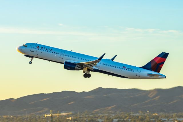 Airbus A321 (N395DZ) - Delta Airlines A321 taking off from PHX on 11/9/22. Taken with a Canon R7 and Tamron 70-200 G2 lens.