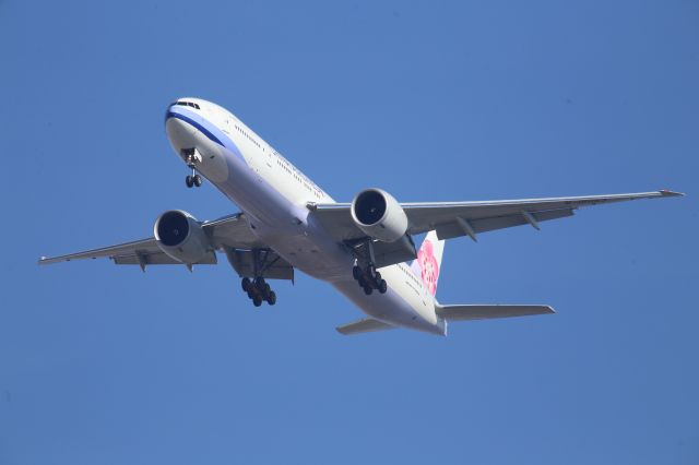 BOEING 777-300ER (B-18053)