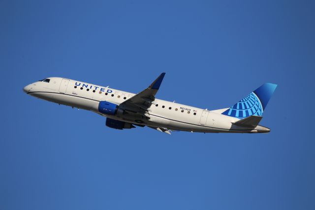 EMBRAER 175 (long wing) (N613UX)