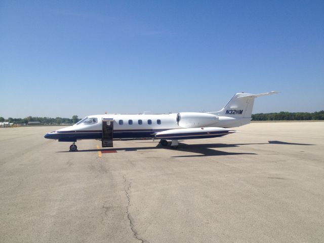 Learjet 35 (N32HM) - Fueling in Mosby Missouri