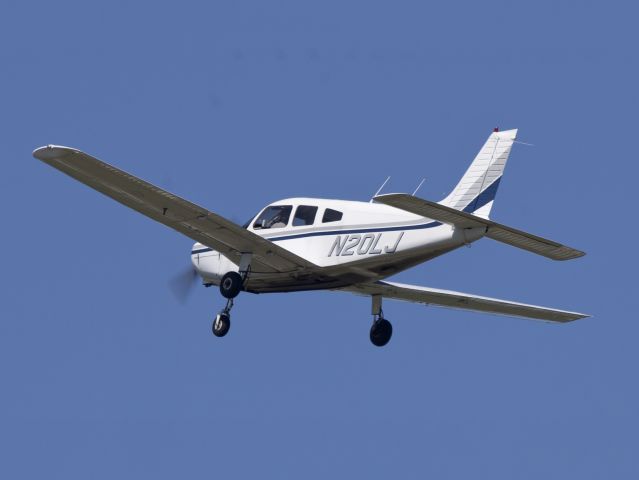 Piper Cherokee (N20LJ) - Take off RW26.