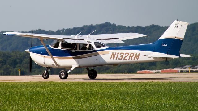 Cessna Skyhawk (N132RM) - N132RM holding short of runway 25