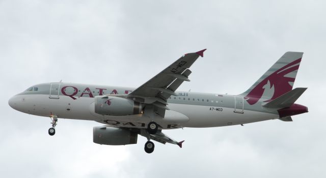 Airbus A320 (A7-MED) - Heathrow Arrivals 27R