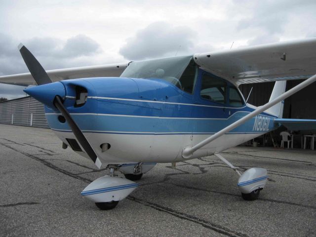 Cessna Skyhawk (N8061L) - Photo was taken the day we bought the plane in Pontiac, MI.  Nasty day!