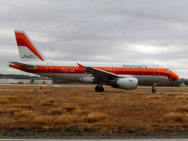 Airbus A319 (N742PS)