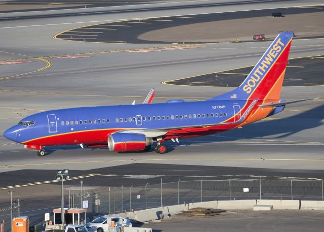 Boeing 737-700 (N7704B)