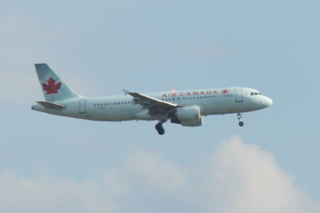 Airbus A320 (C-FGKH) - Landing Runway: 27L. IFR. Squawk 0562. Operating as "Air Canada" ACA511/AC511 on 9/04/2018.