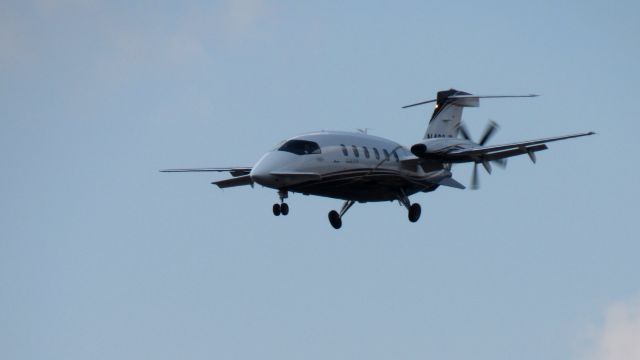 Piaggio P.180 Avanti (N493JD) - Final Approach Runway 18