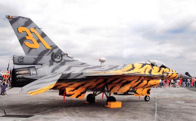 Lockheed F-16 Fighting Falcon —