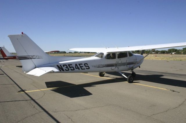 Cessna Skyhawk (N354ES) - N354ES on the ramp at Los Banos, CA.  This Cessna 172R is based in Livermore, CA