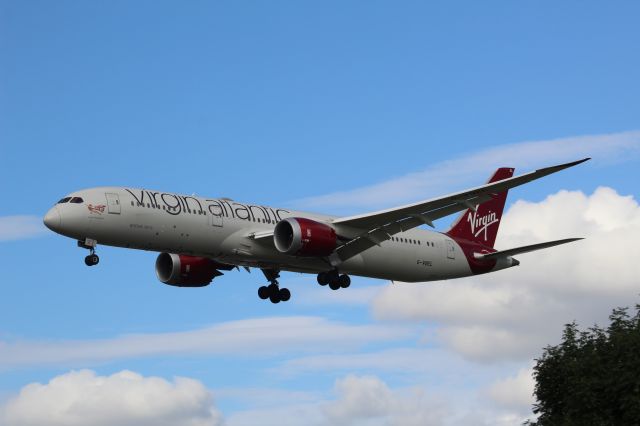 Boeing 787-9 Dreamliner (G-VBEL) - A Virgin Atlantic B787-9 on final approach into LHR, landing on runway 27L.br /br /Location: Myrtle Ave.br /Date: 04.09.22 (dd/mm/yy)