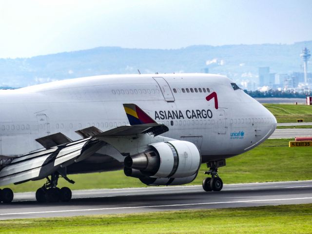 Boeing 747-400 (HL7618) - Asiana Boeing 747-400F [HL7618] Landing VIE RWY34