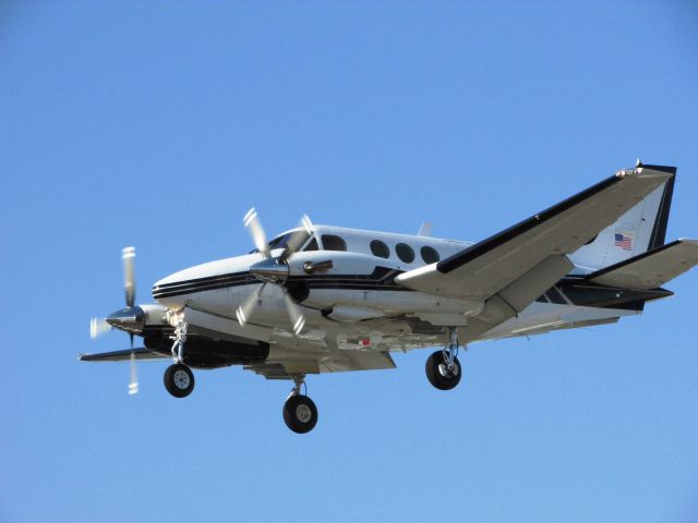 Beechcraft King Air 90 (N98AR) - Landing RWY 24