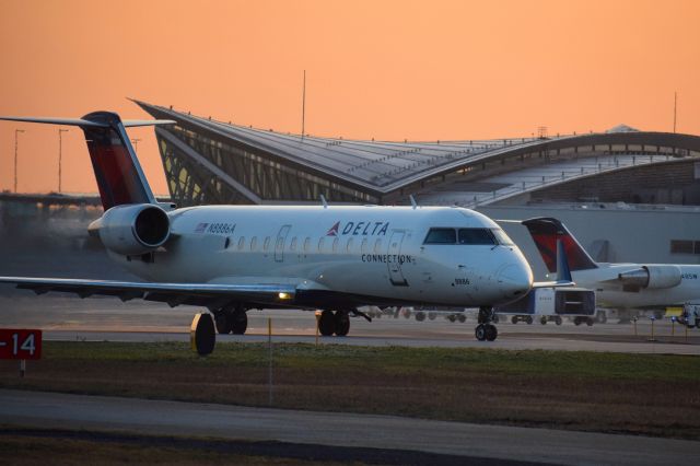 Canadair Regional Jet CRJ-200 (N8886A)