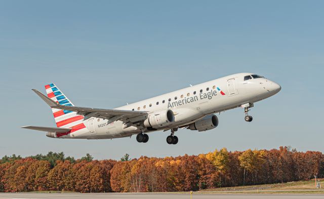 Embraer 175 (N424YX) - Airside Runway 11