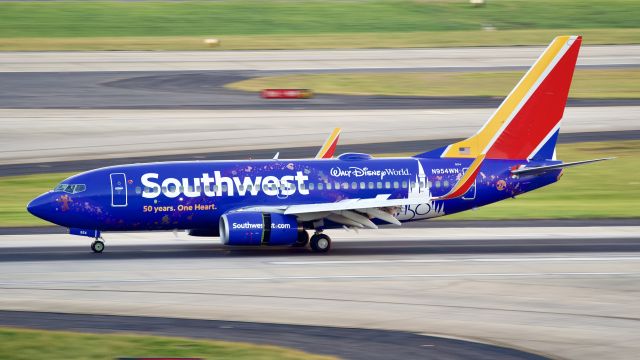 Boeing 737-700 (N954WN)