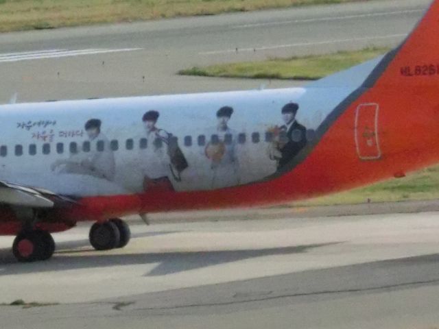 Boeing 737-700 (HL8261)